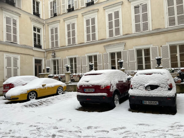 Snow in the courtyard in Paris