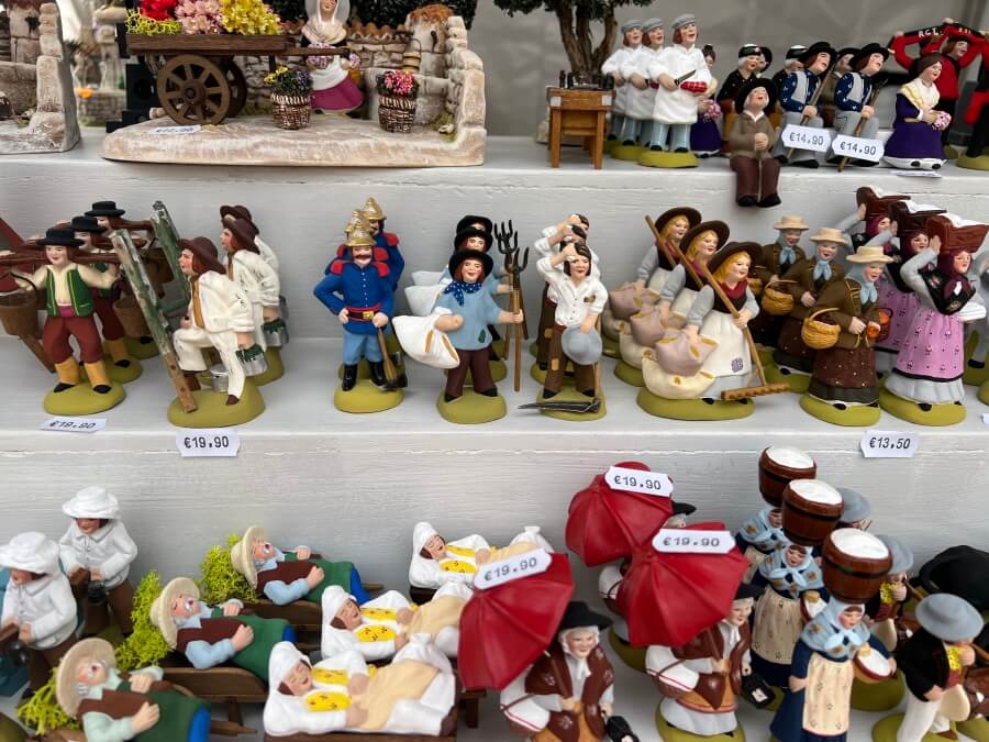 Shelves of handcrafted santons found during Week-end de l’Art Santonnier