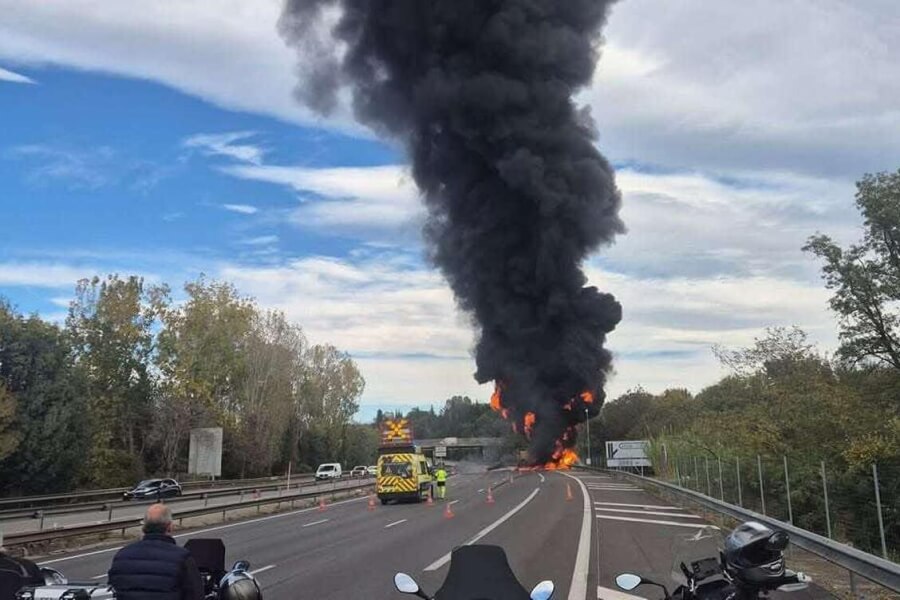 Vehicle on fire in accident along the A8 in France