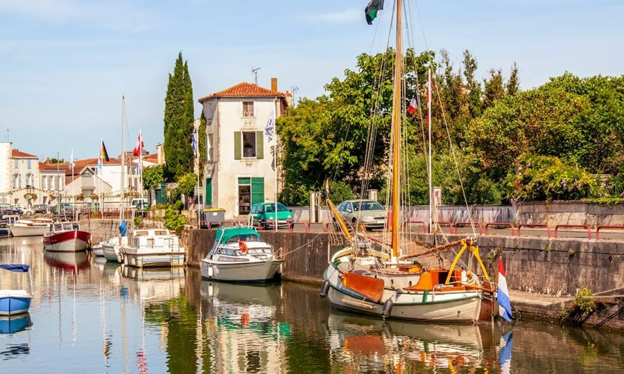 An Airbnb listing in La Rochelle, France