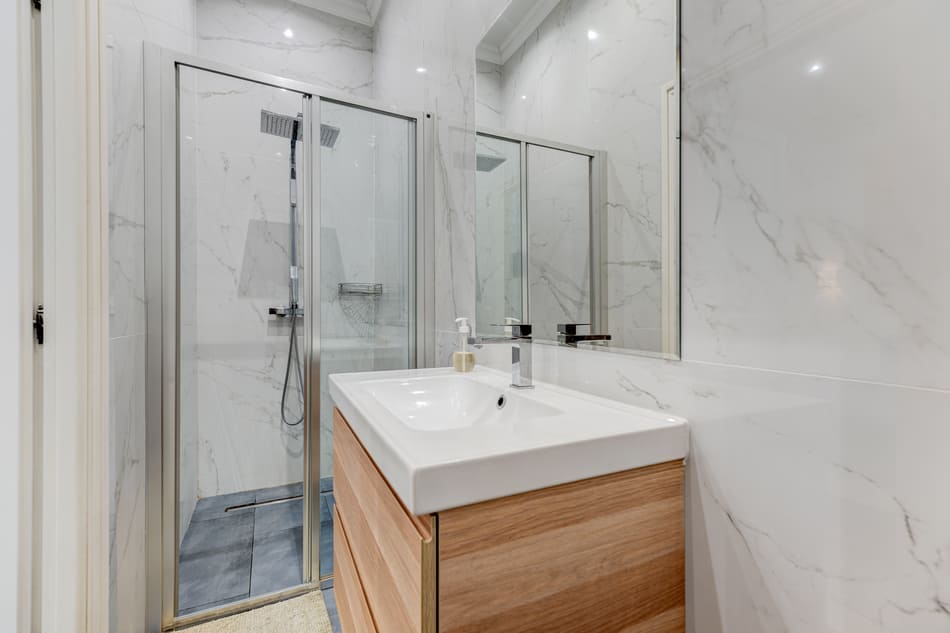 second bathroom 10 Rue Chauvain Nice