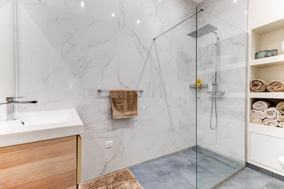 Large shower bathroom 10 Rue Chauvain Nice