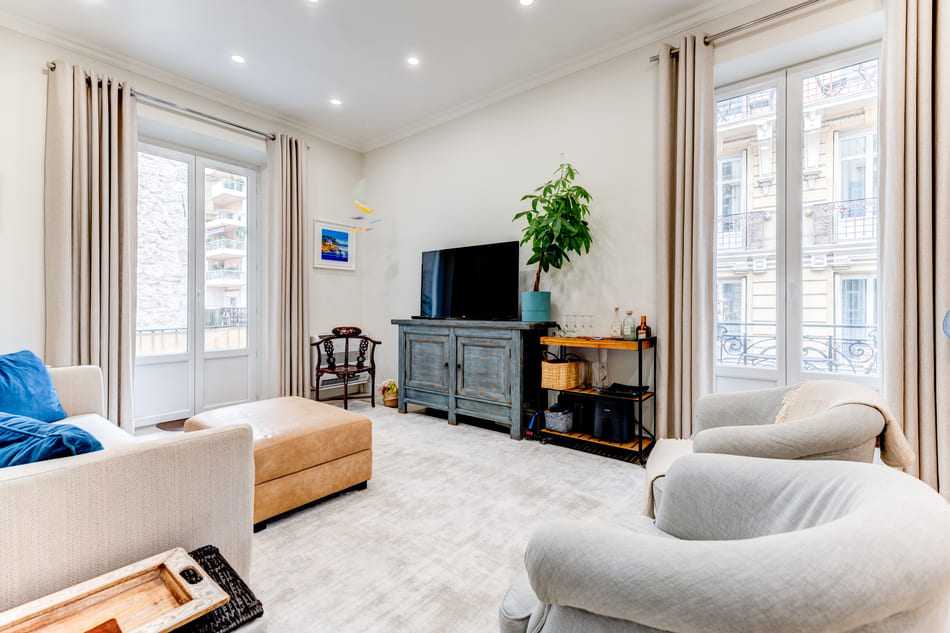 Large bright living area with large windows and corner views 10 Rue Chauvain Nice