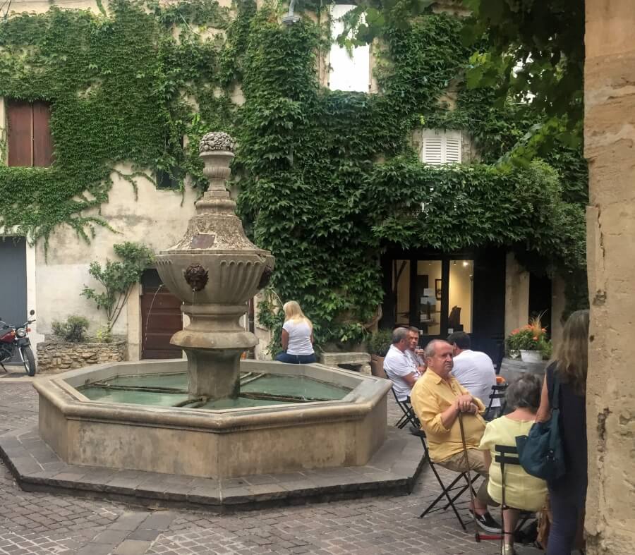 Fountain and cafe diners