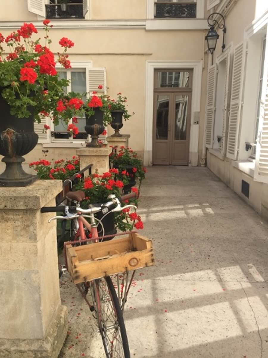 A pretty courtyard for an apartment building in Paris