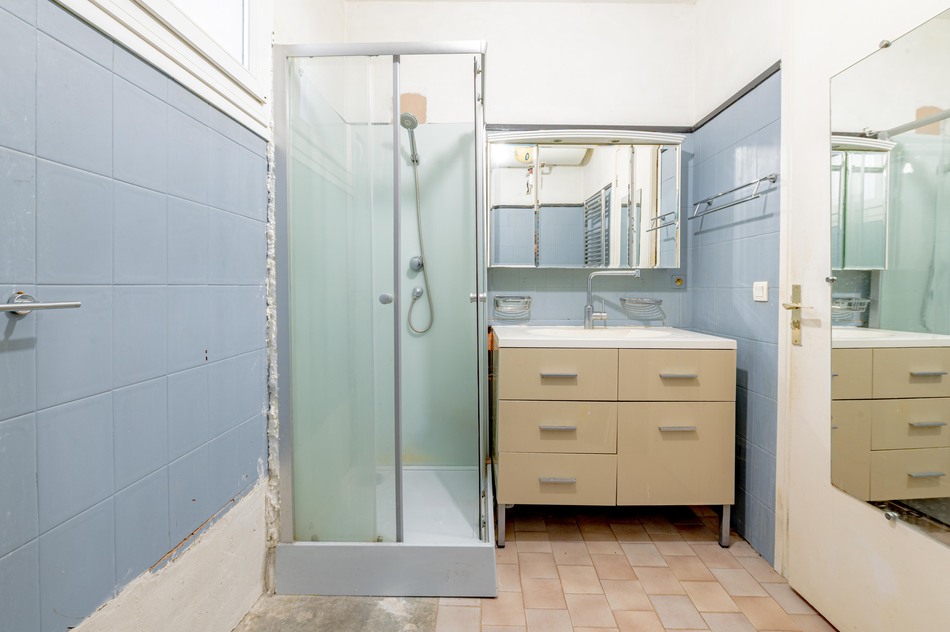 11-rue-bailly shower bathroom