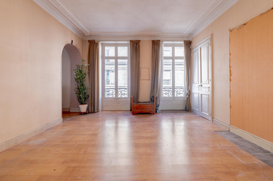 11-rue-bailly large room with windows dining