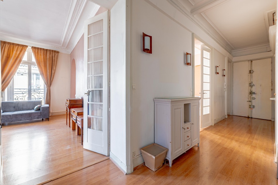 11-rue-bailly interior views hall and French doors