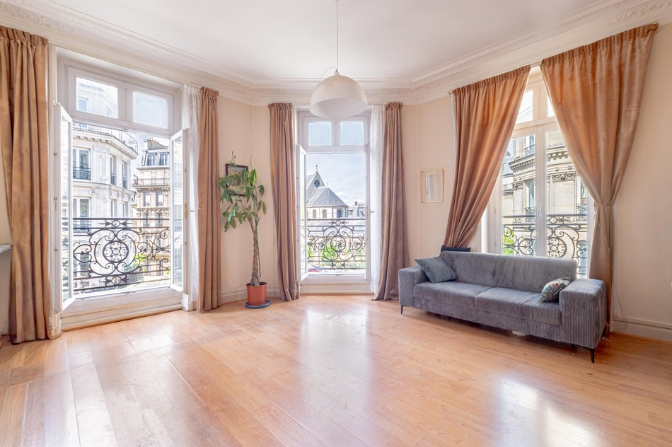 Large, corner beautiful salon living are with wrap around balcony 11-rue-bailly Paris 75003