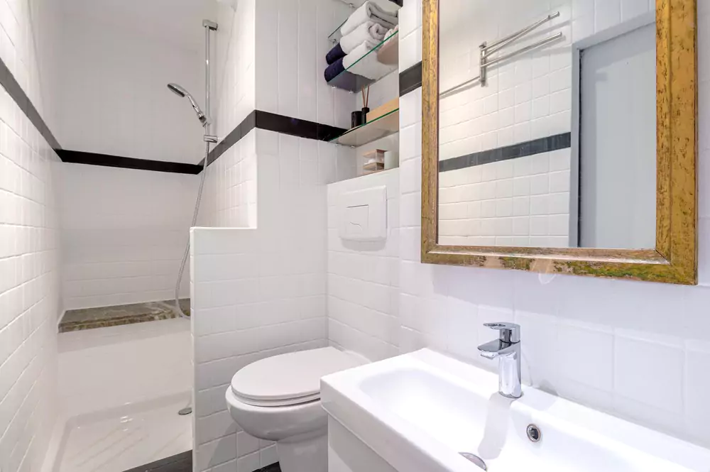 spacious bathroom 11 rue Madame Paris