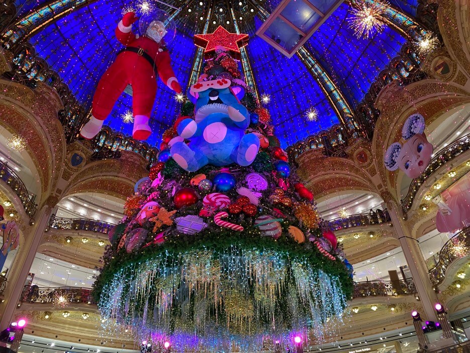 Galeries Lafayette illuminated for the holidays