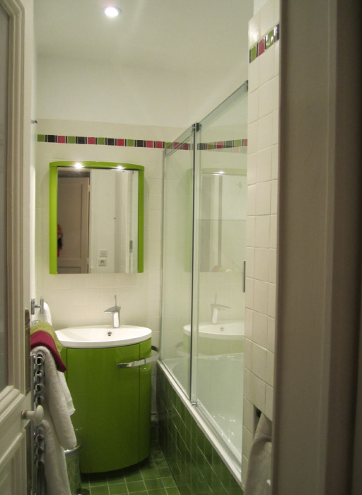17 rue d'Arcole bathroom with shower and tub