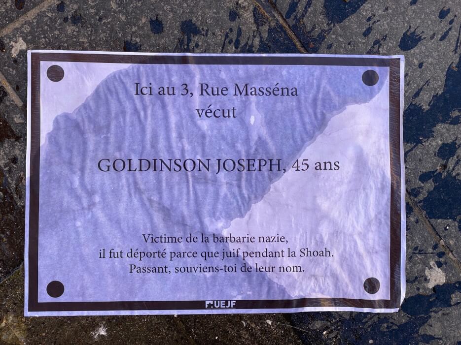 Memorial plaque Plastered on the ground