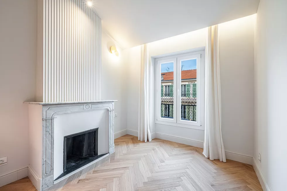 Fireplace, large window, and lots of storage in the main, bright bedroom 20 avenue du Maréchal Foch Nice