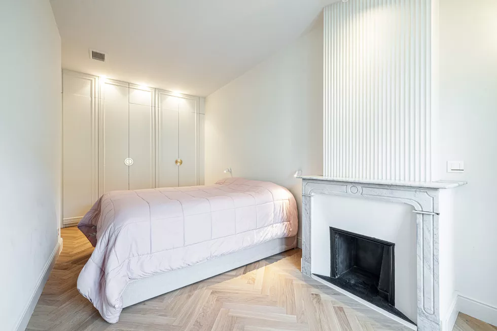 Fireplace and storage in a bright bedroom with hardwood floors 20 avenue du Maréchal Foch Nice