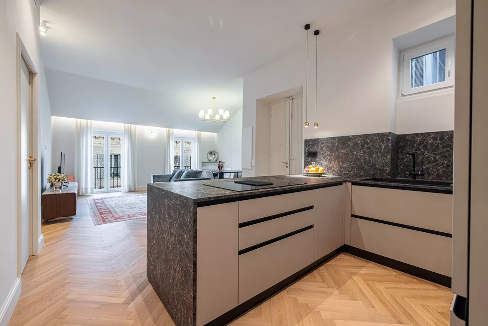 Plenty of kitchen storage and views 20 avenue du Maréchal Foch Nice