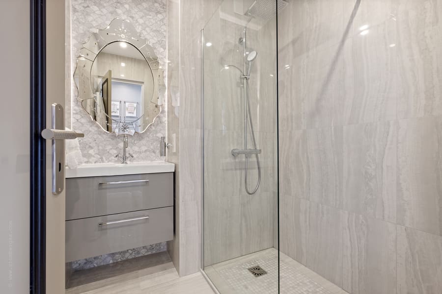 rue Verdi apartment bathroom