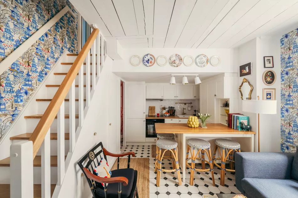 Bright and fully renovated Converted Carriage, 25 Rue Saint-Dominique Paris