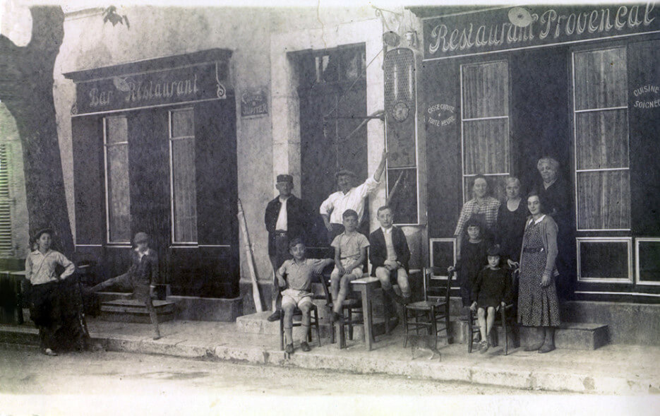 Old-time photo of the Hôtel Bar des Maures