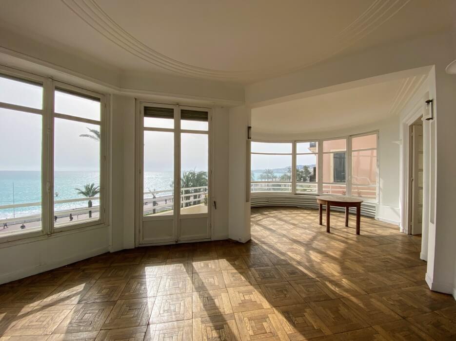 Apartment on the Promenade des Anglais with a windowed round living room
