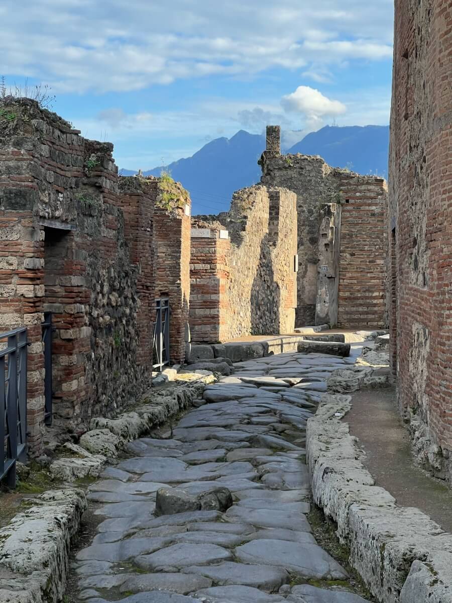 A curved street in Pompeii