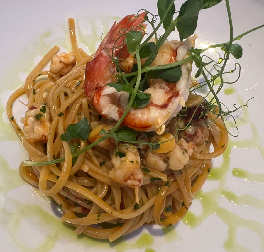 Linguini con gamberi at Re Lazzarone in Naples, Italy