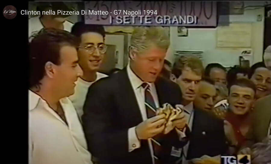 Photo of Bill Clinton eating at Pizza di Matteo in Naples, Italy