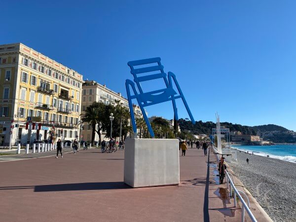 Photo of the big blue chair sculpture on the beach in Nice France