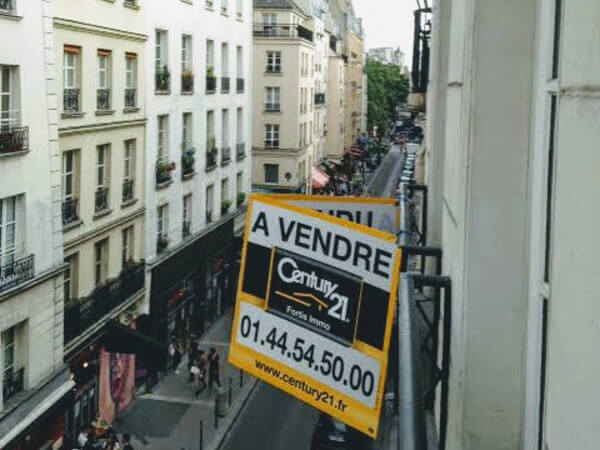 A vendre, for sale, sign on an apartment in France