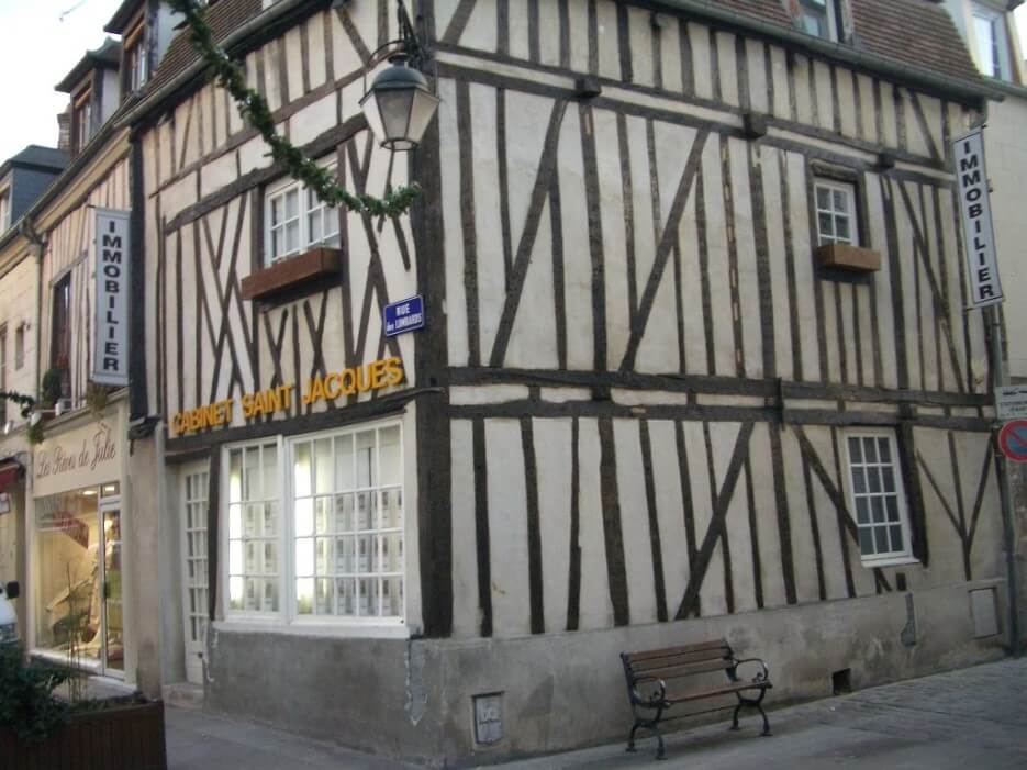 Photo of buildings in France with real estate agencies on the street level
