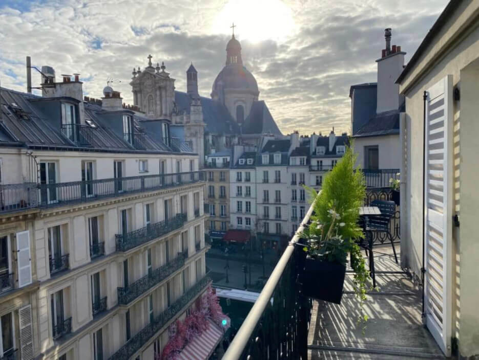 The view from the balcony of Les Balcons Saint Paul in Paris