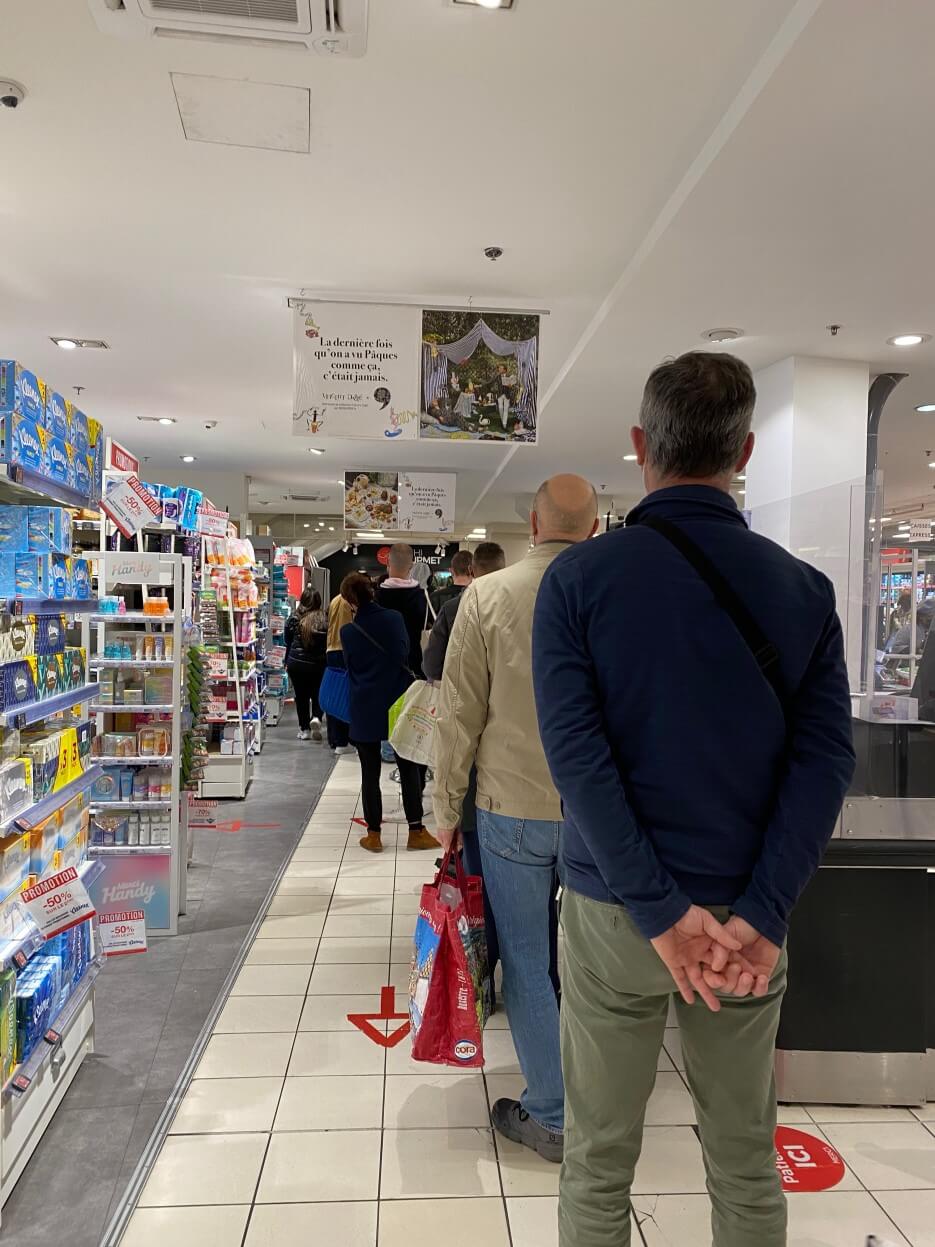 The queue in Monoprix to the automatic cash registers