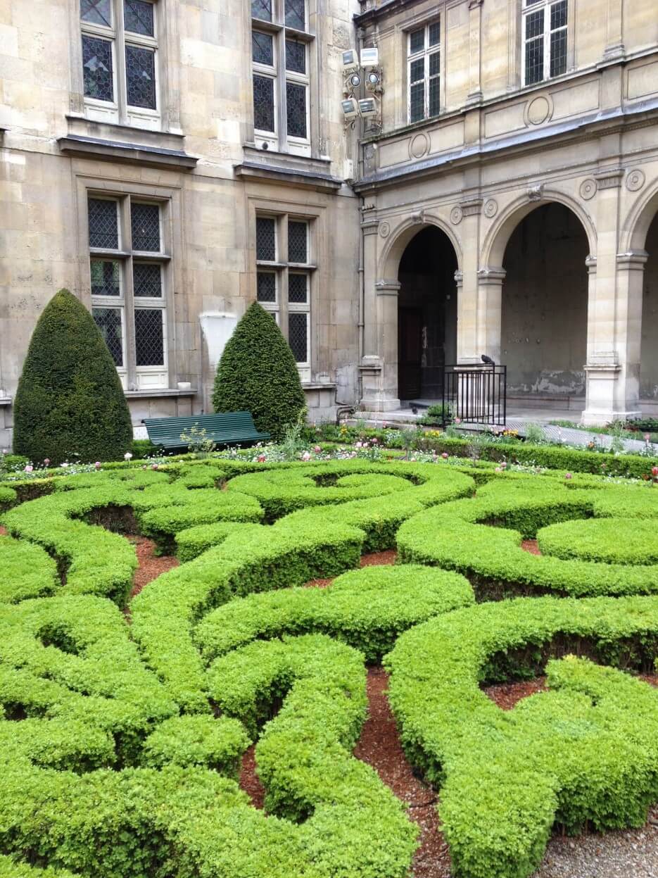 Photo of the sculpted hedge garden at Le Musée Carnavalet