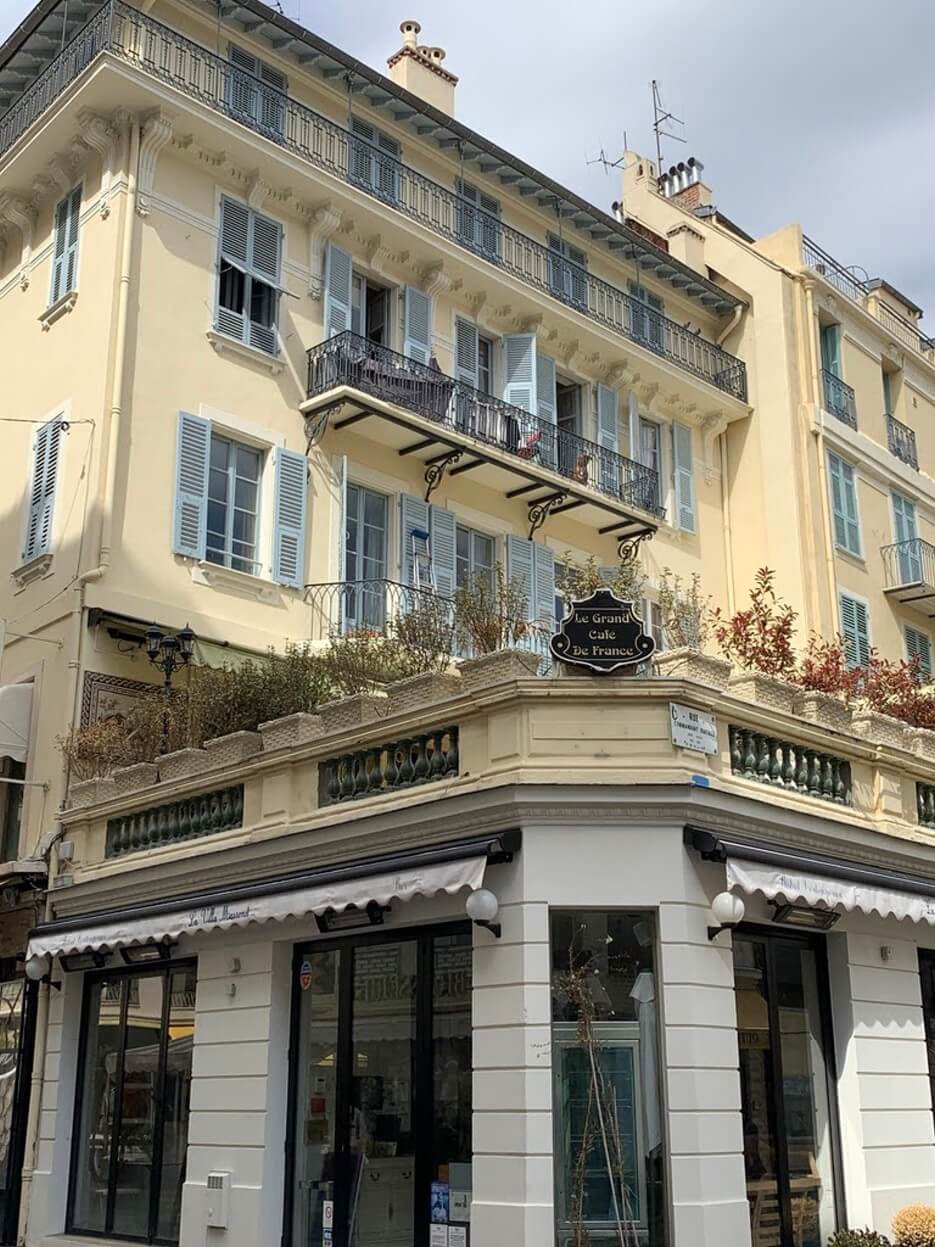 The building in which fractional property Le Palais du soleil is located in Nice France