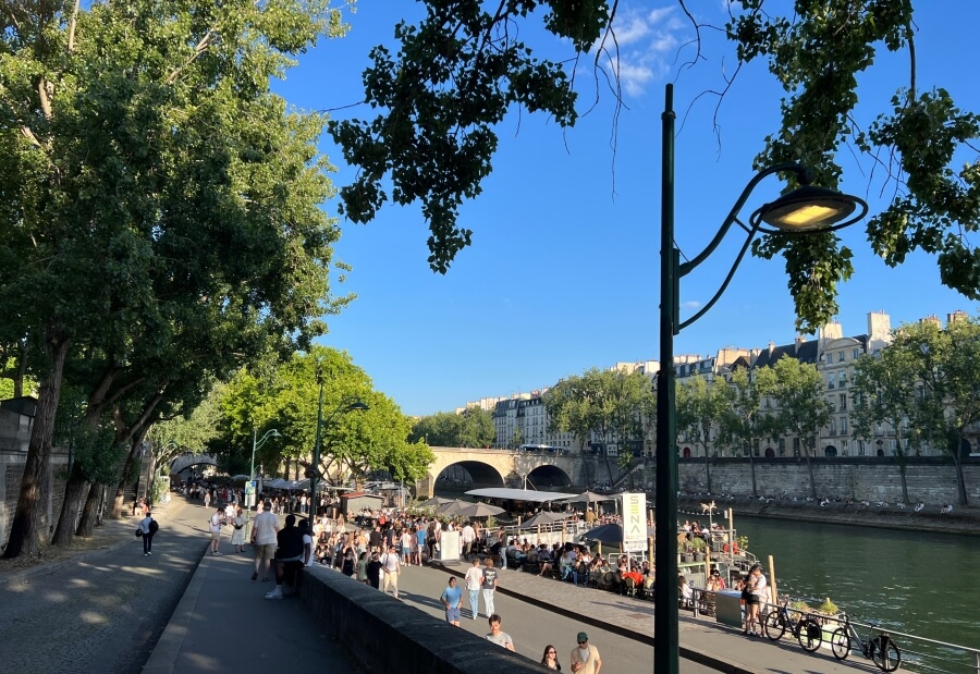 Parisians dinning and drinking along the Seine