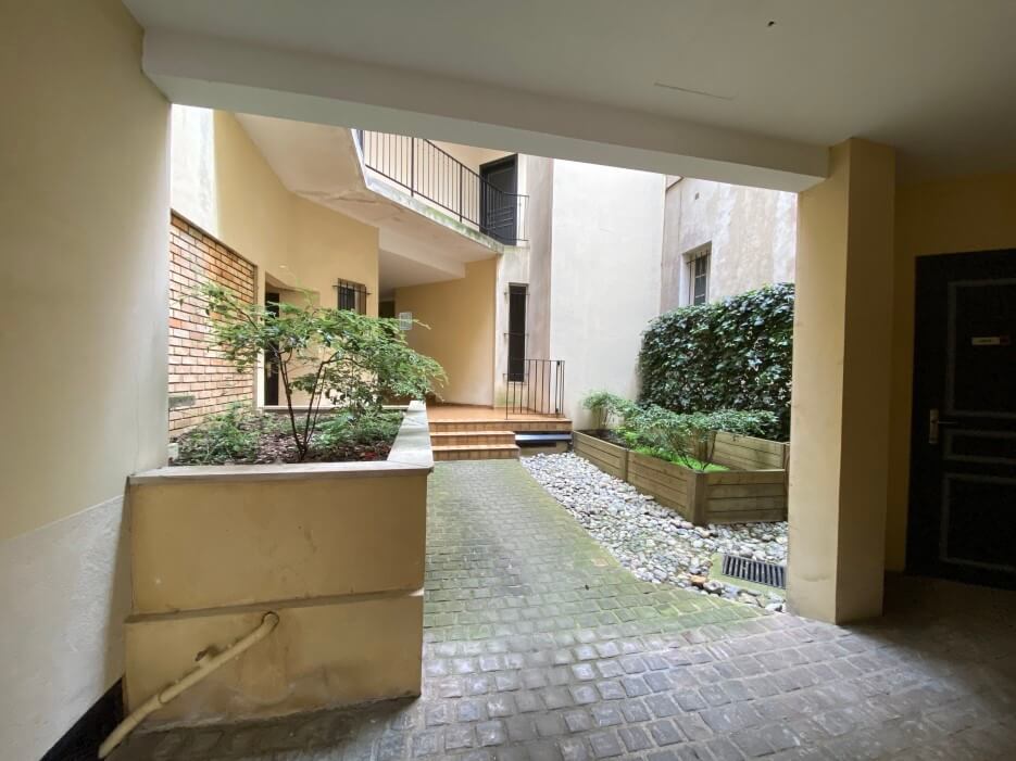 Courtyard entry to the apartment for sale in Paris