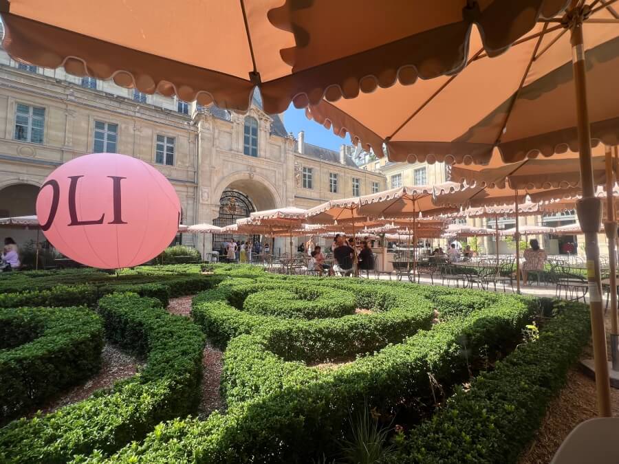 Restaurant Joli in the gardens of the The Musée Carnavalet