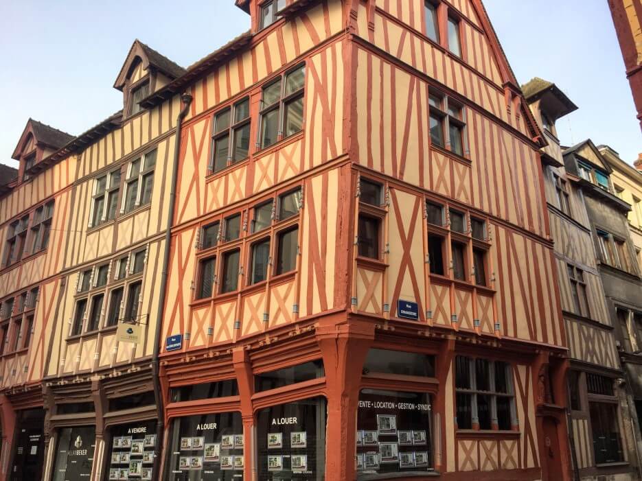 A half-timber building in Paris housing a real estate office with for rent signs in the windows