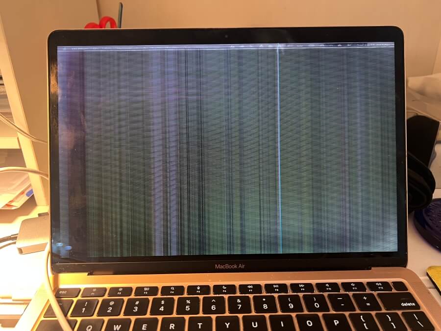 Adrian Leeds' Macbook wonky screen