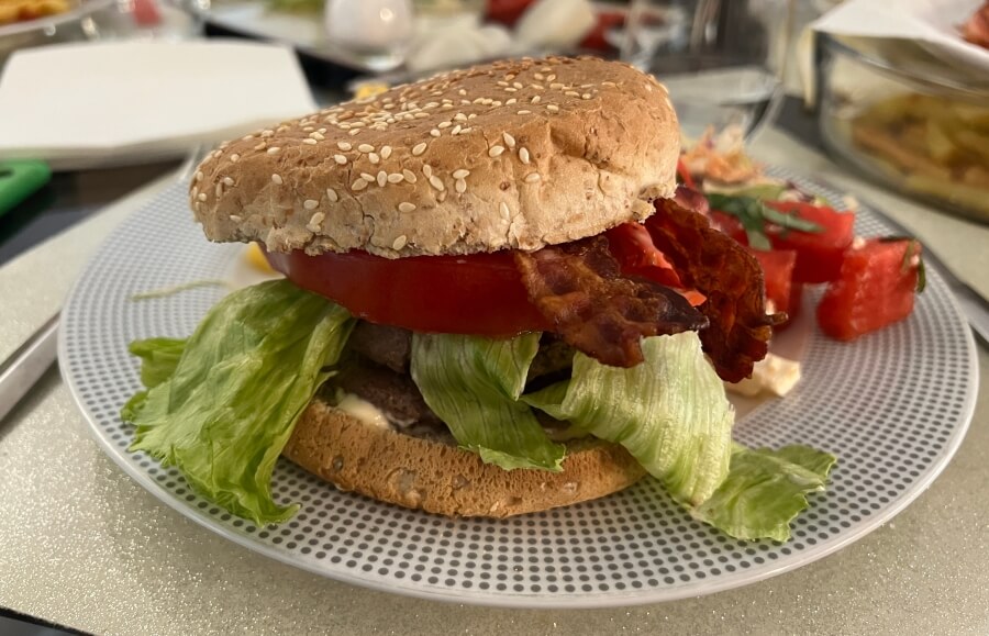 An American hamburger with all the fixings