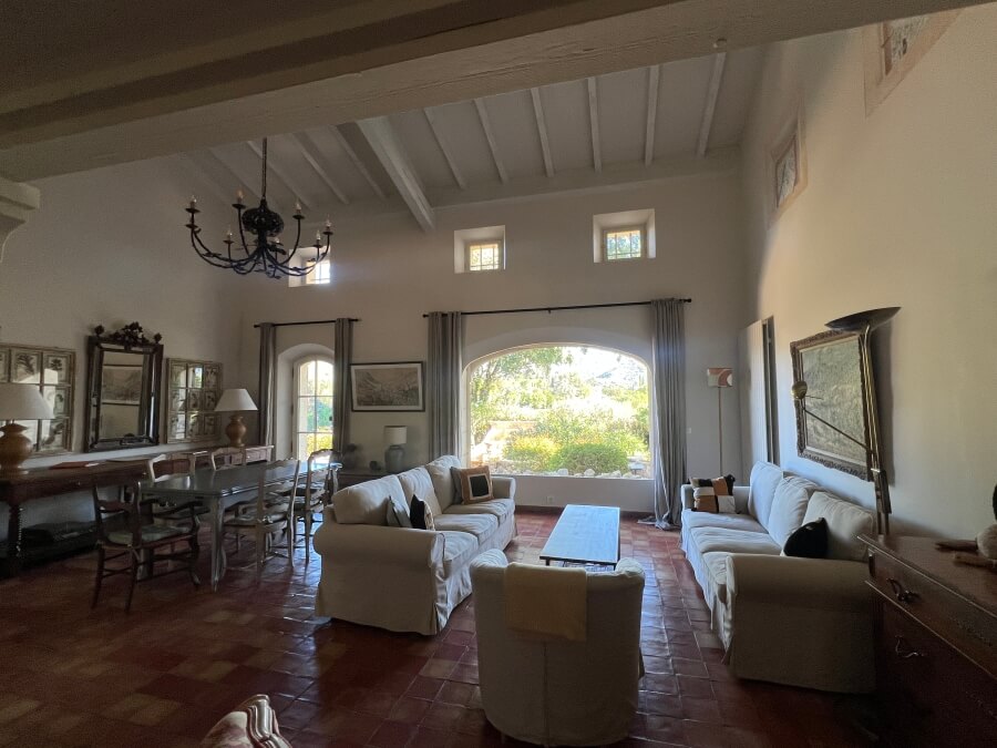 the living room at Les Olivettes in Lourmarin
