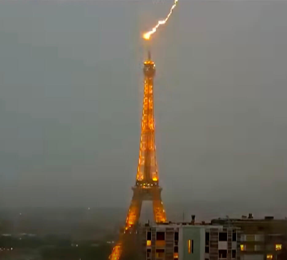 Photo ofhte Eiffel Tower struck by lightning