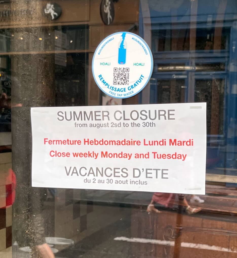 Sign for summer closure on a business in Paris