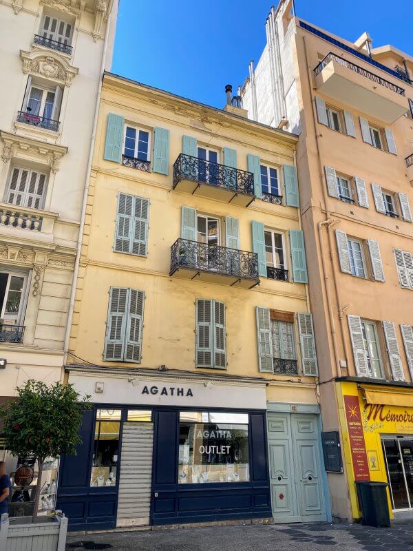 The façade at 17 rue de France in Nice