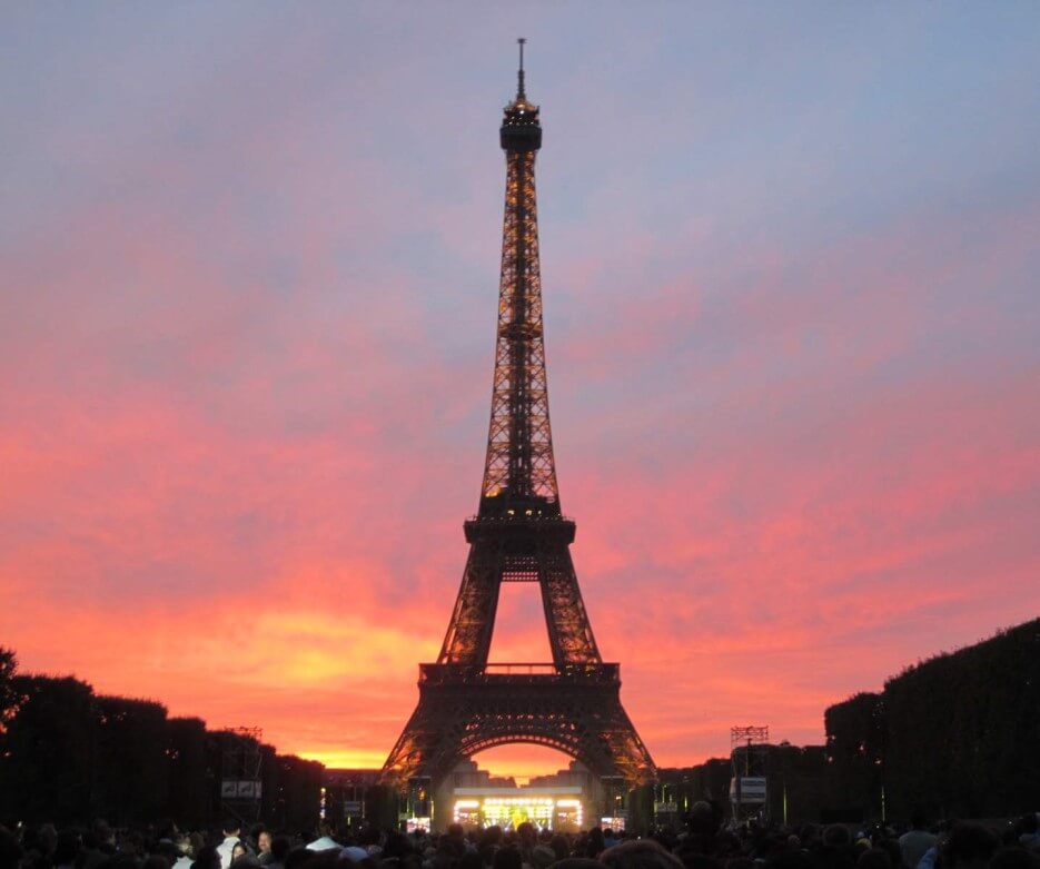 Photo of the Eiffel Tower against a sunset pick sky