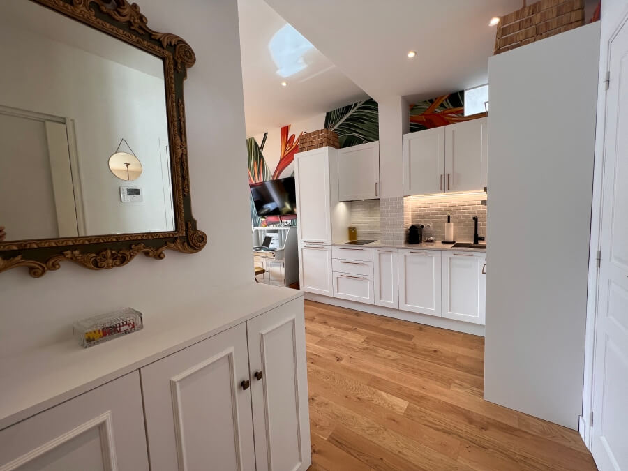 The entry and Kitchen of the studio apartment in Nice, 99 Prom