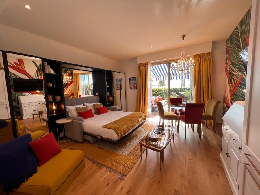 The interior of the studio apartment in Nice, 99 Prom