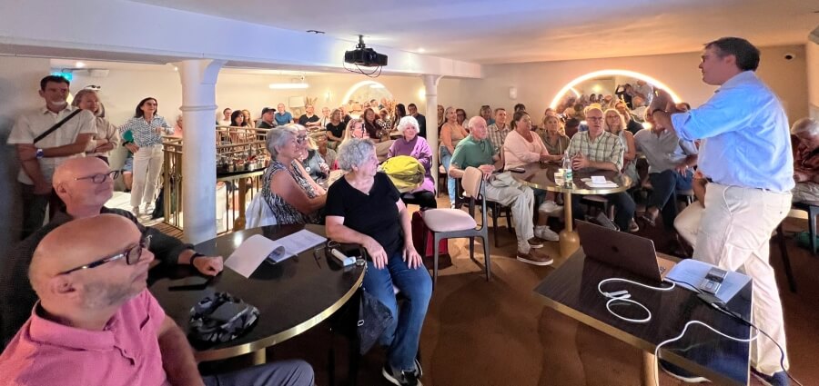 The crowd for Jonathan Hadida's presentation at Après-Midi in Nice