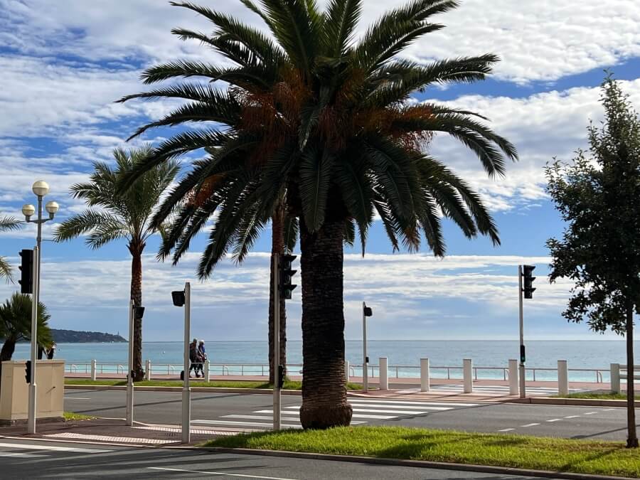 View of the seaside in Nice from rental apartment Prom 99