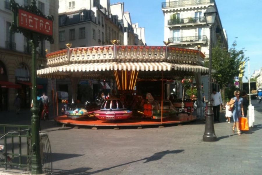carrousel at the Métro Saint-Paul